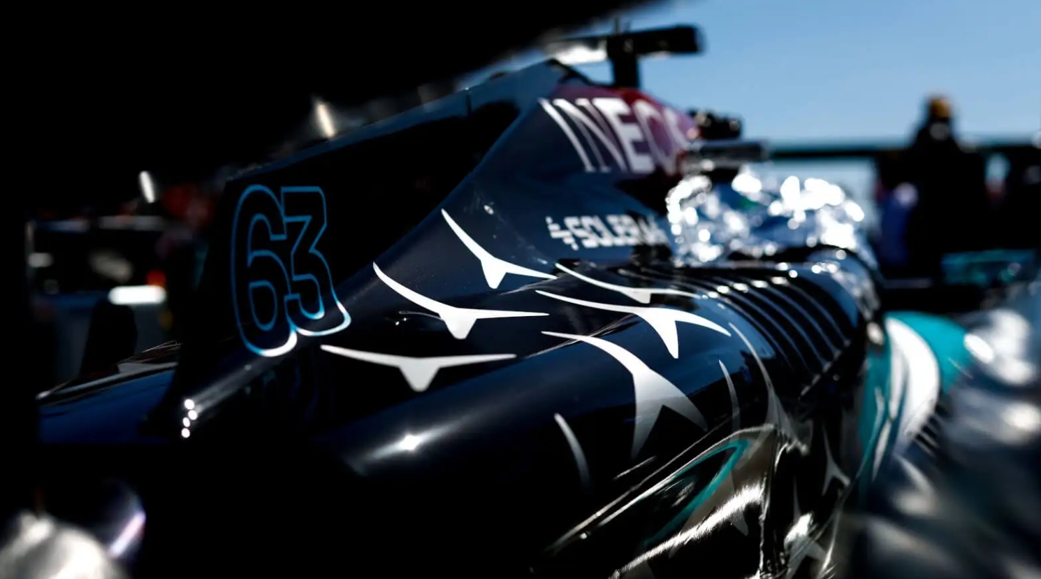 红牛车队逆转梅赛德斯，拉塞尔高光表现