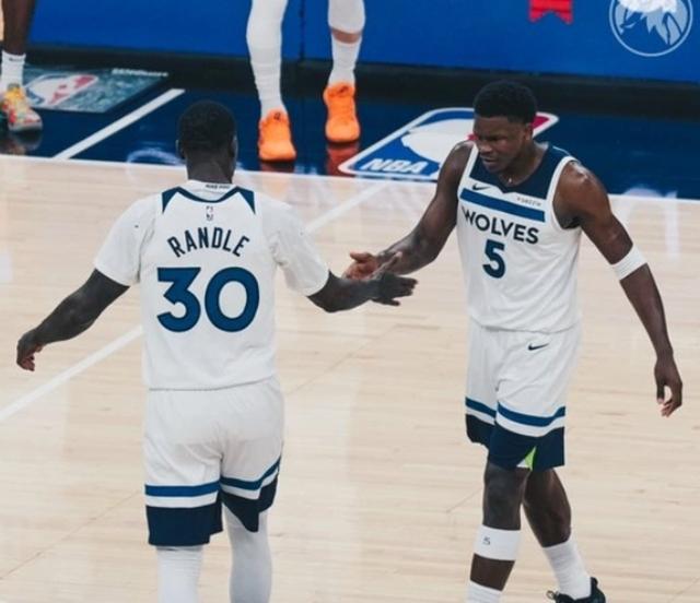 国王力克青岛队，德罗赞点燃赛场