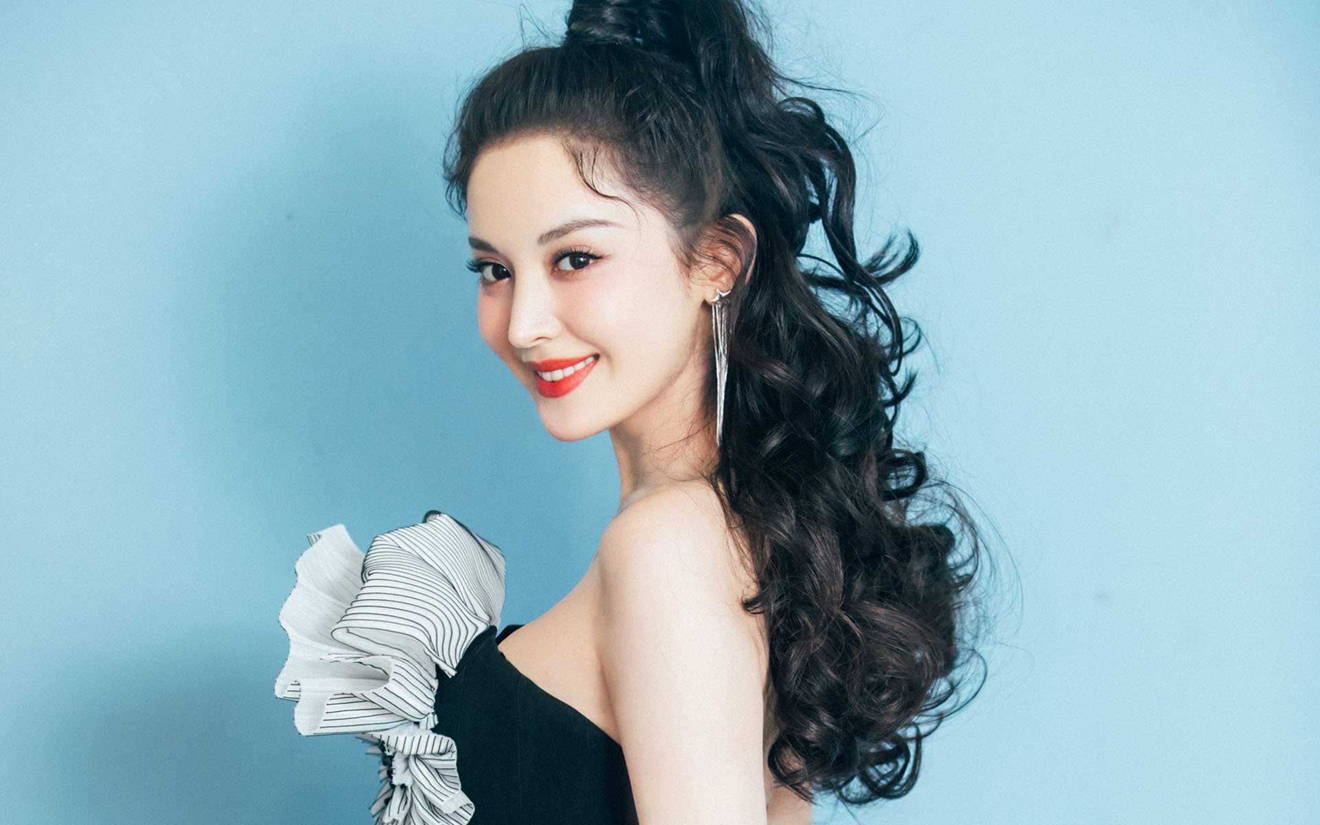 桑巴狂想曲与东瀛哀歌,当莱万的复仇之刃,在H组乱局中刺破唯一曙光